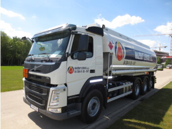 Камион цистерна VOLVO FM