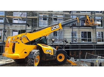 Телескопичен товарач JCB