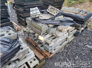 Строително оборудване Pallet of Heras Fencing Bases: снимка 1