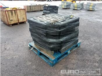 Строително оборудване Pallet of Rubber Bases to suit Heras Fencing: снимка 1