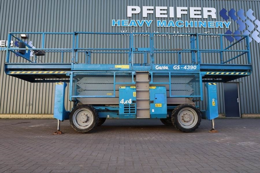 Ножична работна платформа Genie GS4390 Diesel, 4x4 Drive, 15m Working Height, 680k: снимка 12