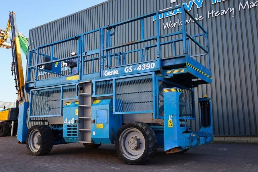 Ножична работна платформа Genie GS4390 Diesel, 4x4 Drive, 15m Working Height, 680k: снимка 11