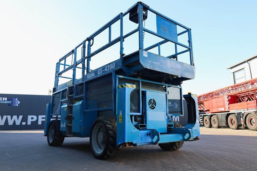 Ножична работна платформа Genie GS4390 Diesel, 4x4 Drive, 15m Working Height, 680k: снимка 9