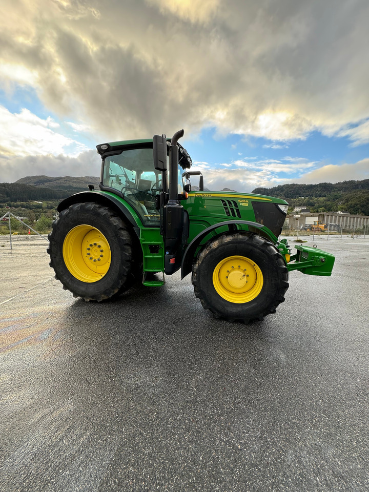 Трактор John Deere 6215R: снимка 6