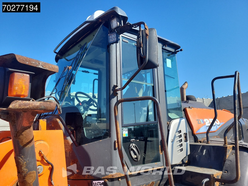 Колесен товарач Hitachi ZW250 -6: снимка 15